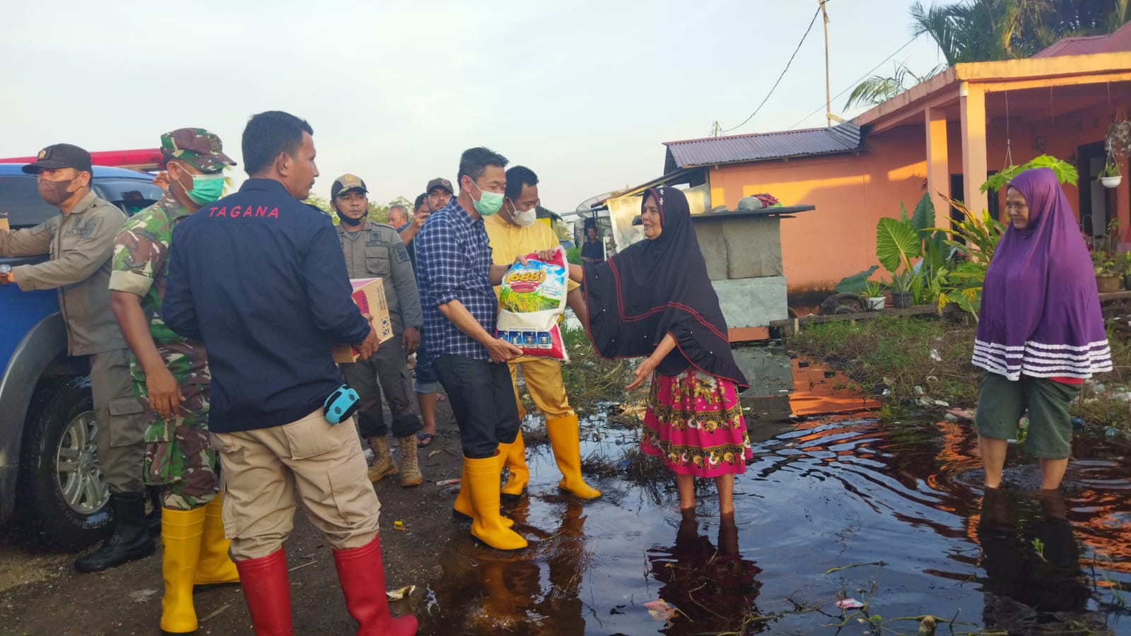 Kunjungi Warga Terdampak Banjir, Bupati dan Wabup Rohil Beri Bantuan Sembako